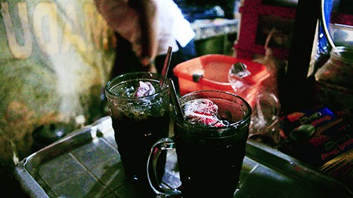 Ly cà phê duy nhất thế giới chứa than củi ở Indonesia ảnh 1