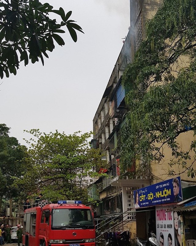 Chung cư lâu năm bốc cháy, nhiều người bỏ chạy ảnh 1