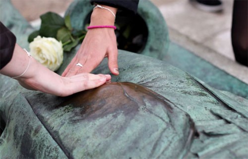 Bức tượng bị 'quấy rối' nhiều nhất nước Pháp ảnh 1