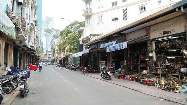 Con đường đồ cổ hơn nửa thế kỷ ở Sài Gòn ảnh 1