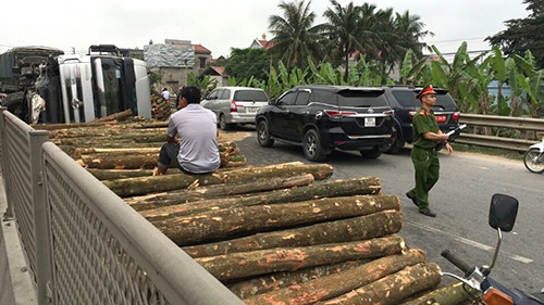 Lật xe chở gỗ khiến quốc lộ 1A ách tắc nhiều giờ ảnh 1
