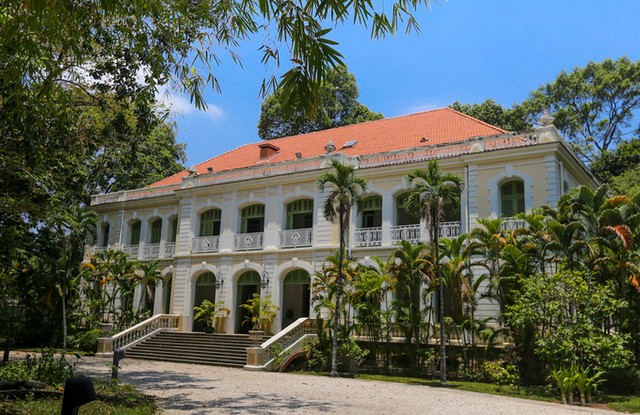 Những món đồ quý trong tòa nhà gần 150 năm tuổi ở Sài Gòn ảnh 1