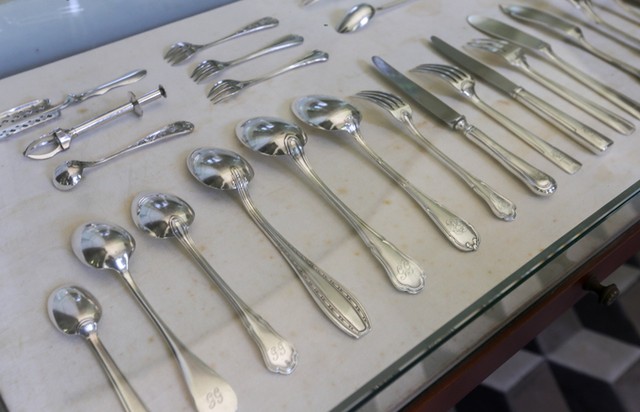 Những món đồ quý trong tòa nhà gần 150 năm tuổi ở Sài Gòn ảnh 3