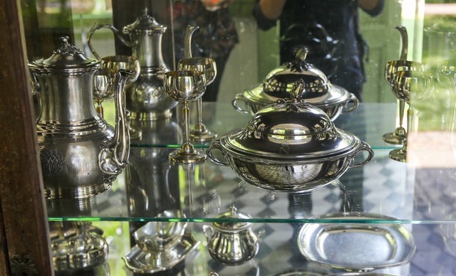 Những món đồ quý trong tòa nhà gần 150 năm tuổi ở Sài Gòn ảnh 4