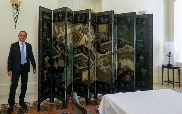 Những món đồ quý trong tòa nhà gần 150 năm tuổi ở Sài Gòn ảnh 8