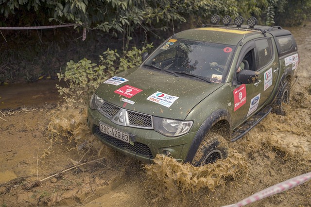 Bán tải Việt tranh tài off-road mừng sinh nhật ở Hà Nội ảnh 2