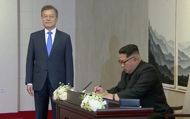 Khoảnh khắc ông Kim Jong-un mời Tổng thống Hàn Quốc bước qua giới tuyến ảnh 4