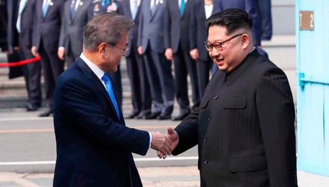 Khoảnh khắc ông Kim Jong-un mời Tổng thống Hàn Quốc bước qua giới tuyến ảnh 5
