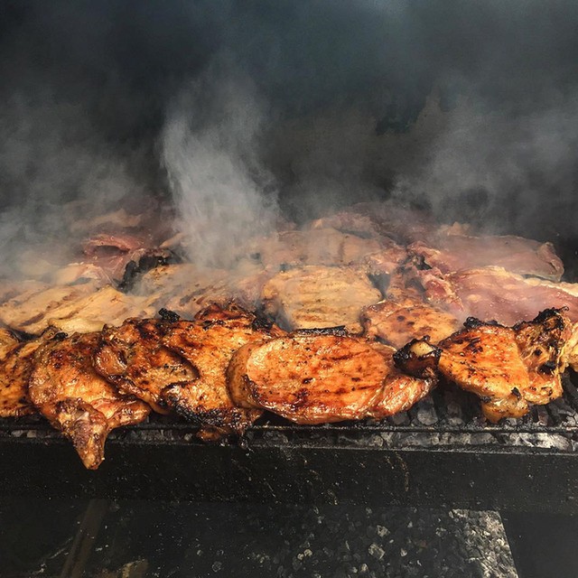 Quán cơm 23 năm ở Sài Gòn bán sườn to bằng gang tay ảnh 2