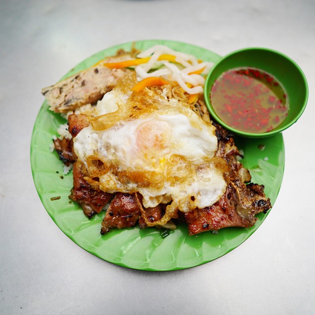 Quán cơm 23 năm ở Sài Gòn bán sườn to bằng gang tay ảnh 6