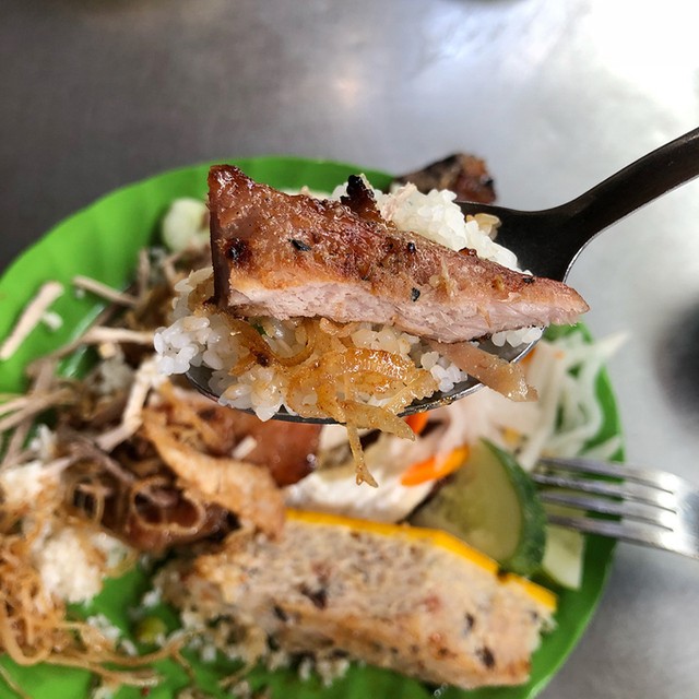 Quán cơm 23 năm ở Sài Gòn bán sườn to bằng gang tay ảnh 8