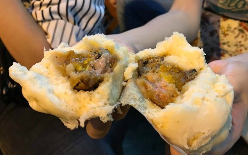 Hàng vỉa hè bán bánh bao đắt ngang bát phở ở Hà Nội ảnh 2