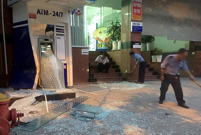 Ôtô BMW lao vào trụ ATM ngân hàng BIDV ở Sài Gòn ảnh 1