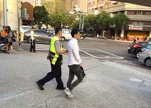 Mua xe sang bị thiếu 'option', khách hàng lái Porsche đâm vào đại lý ảnh 1