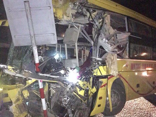 Ôtô khách tông xe container, 2 người chết, 14 người bị thương ảnh 1