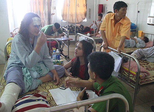 Ôtô khách tông xe container, 2 người chết, 14 người bị thương ảnh 2