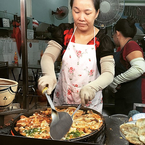 Quán bột chiên 30 năm bên hông chợ Bàn Cờ ảnh 1