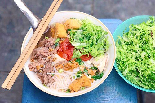 Ba quán bún riêu vỉa hè nổi tiếng ở phố cổ Hà Nội ảnh 1