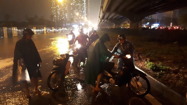 Mưa lớn, nhiều phố Hà Nội biến thành sông ảnh 3