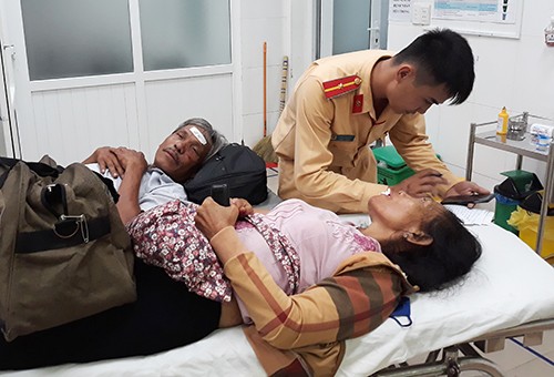 Ôtô giường nằm đâm xe đầu kéo, 12 người bị thương ảnh 1