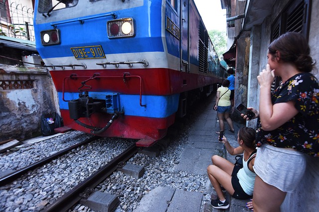 Khách Tây liều mình săn ảnh đường tàu trong phố cổ Hà Nội ảnh 7