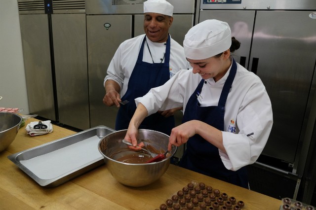 Bên trong căn bếp chế biến bữa tiệc cưới Hoàng gia Anh ảnh 10