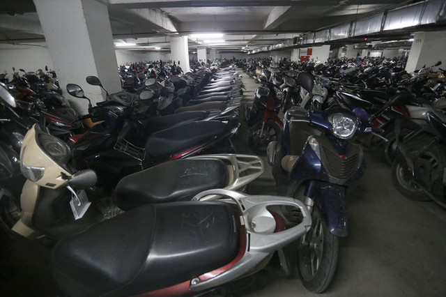 Không có chỗ gửi, dân chung cư để ôtô ở bãi rác ảnh 11