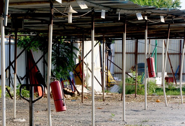 Không có chỗ gửi, dân chung cư để ôtô ở bãi rác ảnh 2