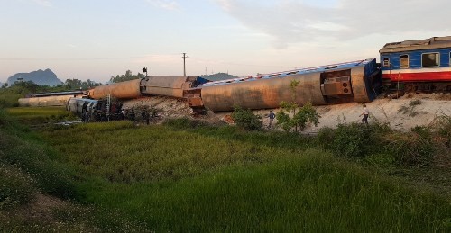 Tàu chở 400 khách bị lật khi đâm xe ben ở Thanh Hoá, hai người chết ảnh 1