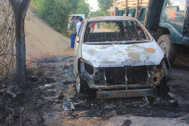 Ô tô bất ngờ bốc cháy, 7 người hoảng hốt tìm cách thoát thân ảnh 1