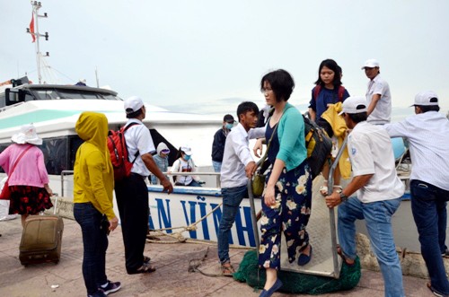 8 tàu cao tốc đưa 2.000 du khách bị kẹt ở đảo Lý Sơn vào bờ ảnh 1