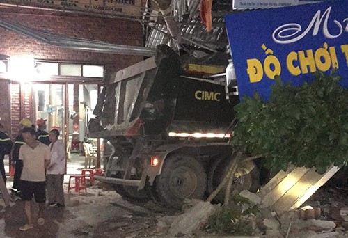 Xe tải đâm vào ba nhà dân lúc rạng sáng ảnh 1