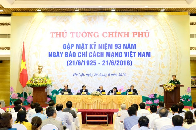 Thủ tướng đề nghị báo chí tích cực phản bác thông tin sai trái trên mạng xã hội ảnh 1
