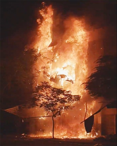 Nhà 5 tầng ở trung tâm Sài Gòn cháy ngùn ngụt ảnh 1