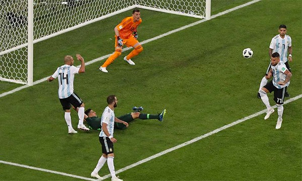 Messi và Rojo đưa Argentina vào vòng 1/8 ảnh 2