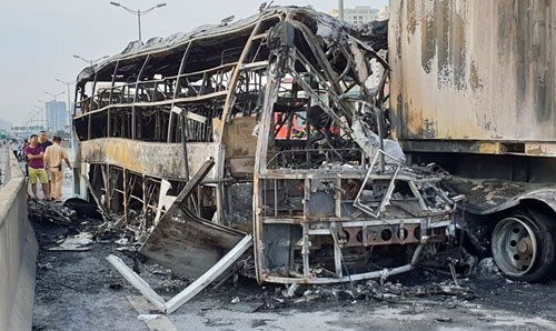 Ôtô khách cháy rụi ở đường trên cao, một người tử vong ảnh 1