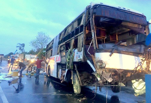 Ôtô giường nằm nát đầu sau cú tông dải phân cách ở Bình Thuận, 2 người chết ảnh 1