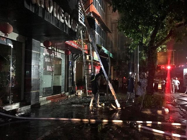 Hà Nội: Quán Karaoke 5 tầng bốc cháy dữ dội trong đêm ảnh 1