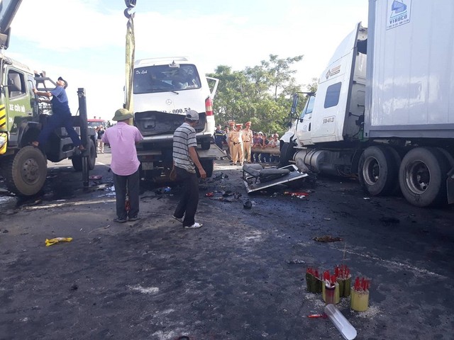 Quảng Nam: Ô tô đi rước dâu va chạm với xe container, 13 người tử vong ảnh 1