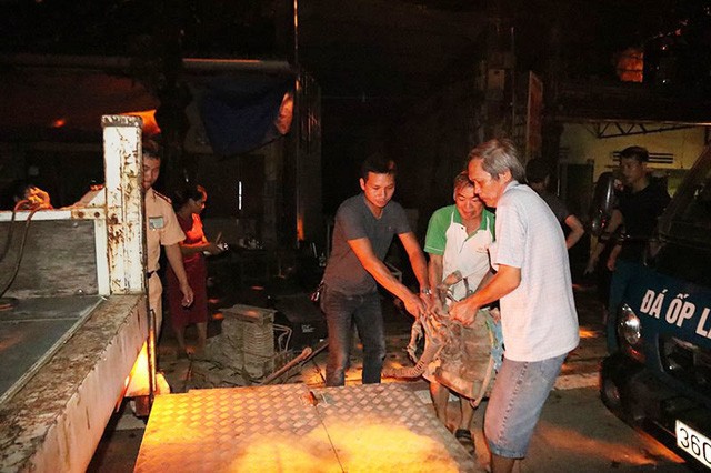 Hàng loạt nhà dân bị “trượt” xuống sông Đà trong đêm ảnh 1