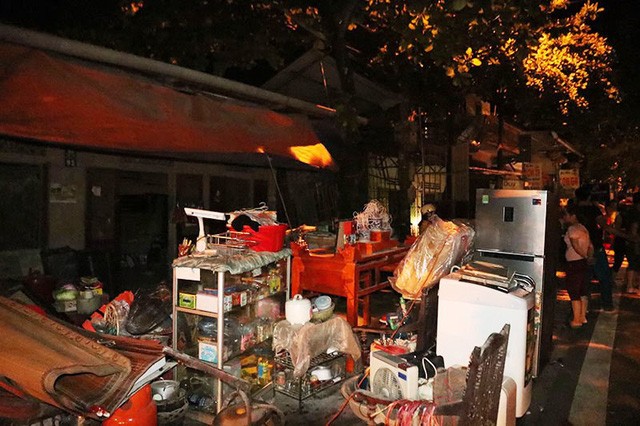 Hàng loạt nhà dân bị “trượt” xuống sông Đà trong đêm ảnh 3