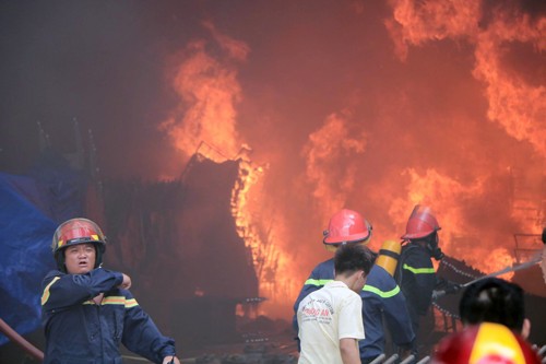 Người dân náo loạn vì khu công nghiệp ở TP HCM bốc cháy ảnh 2