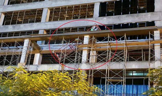 Hà Nội: Khung sắt từ cao ốc rơi xuống đường, một phụ nữ tử vong ảnh 1