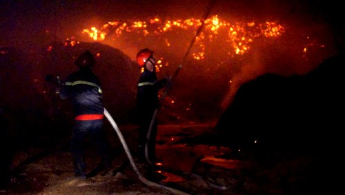 Biển lửa bao trùm công ty gỗ sau tiếng nổ lớn ảnh 1