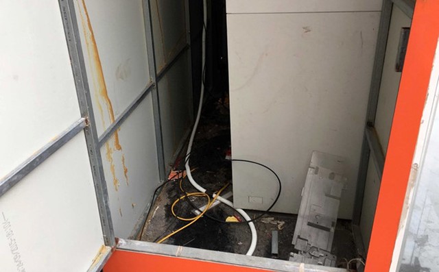 Tháo gỡ 10 thỏi nghi thuốc nổ đặt trong cây ATM ảnh 1