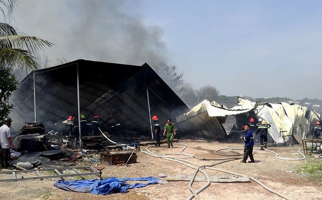 Xưởng gỗ hơn 1.000 m2 cháy dữ dội, người dân sơ tán trong đêm ảnh 1