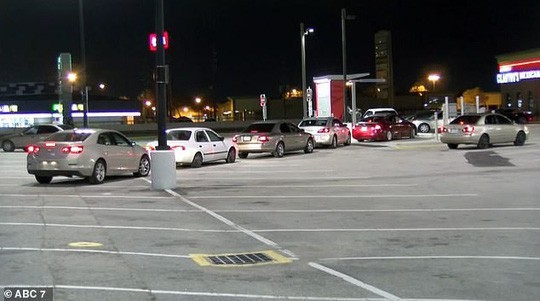 Rút 10 USD được 100 USD, dân đổ xô ra cây ATM lấy tiền ảnh 1