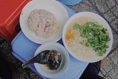 Quán hơn 20 năm ở vỉa hè Sài Gòn bán 10 nồi súp cua mỗi ngày ảnh 2