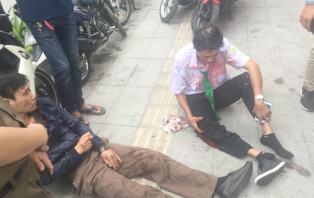 TP.HCM: Taxi bể nát khi tông thẳng vào gốc cây ảnh 1