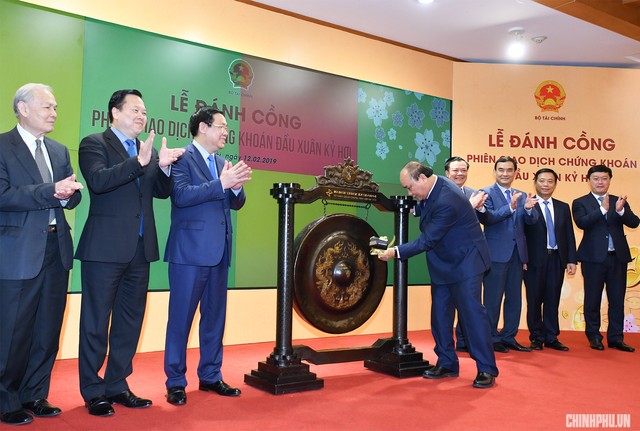 Đánh cồng phiên giao dịch đầu xuân, Thủ tướng nhắn nhủ thay đổi tư duy chứng khoán ảnh 2